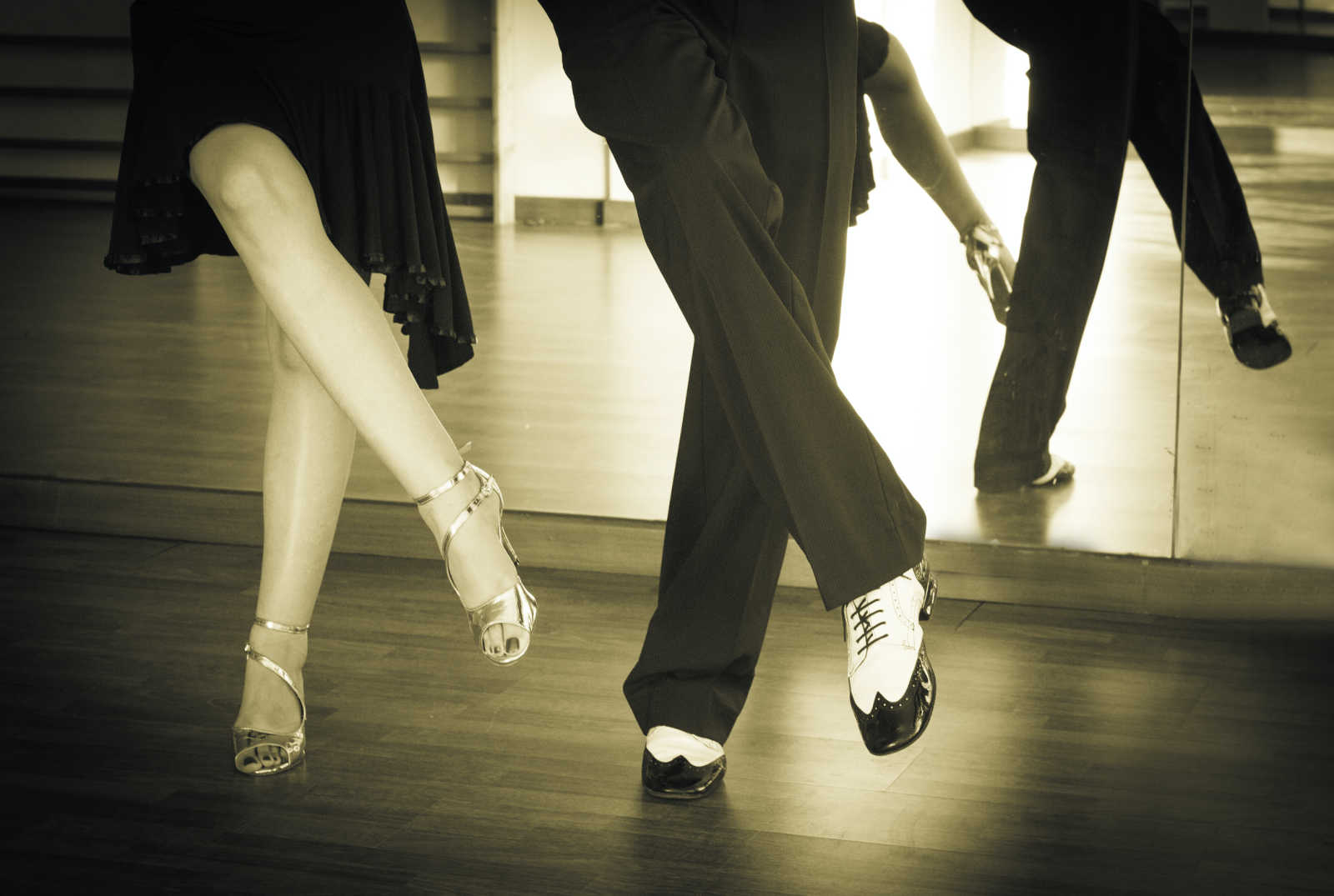 Песня танец ног. Мужские ноги в танце. Пара танцоров. Современные модные танцы ногами. Линди хоп танец.